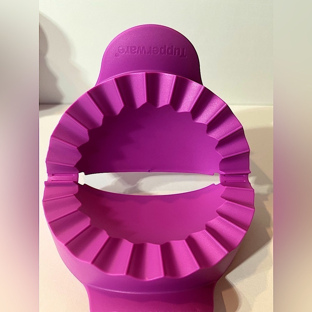 Tupperware empanada/Pastry Maker